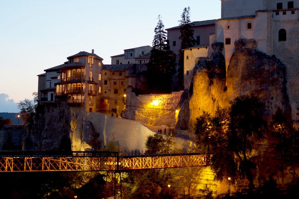 La ciudad de las casas colgantes en Cuenca